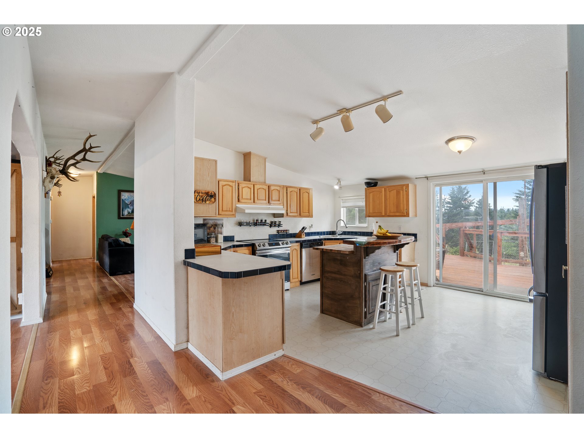 35125 Ede Road Lebanon, OR 97355 - Photo 4 of 39 Kitchen