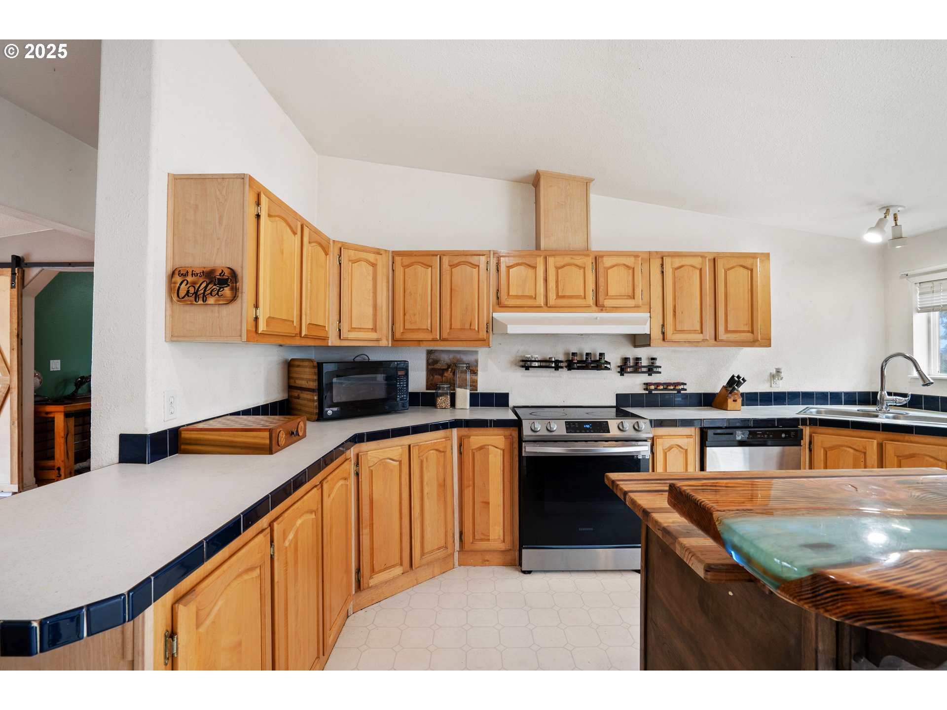 35125 Ede Road Lebanon, OR 97355 - Photo 6 of 39 Kitchen