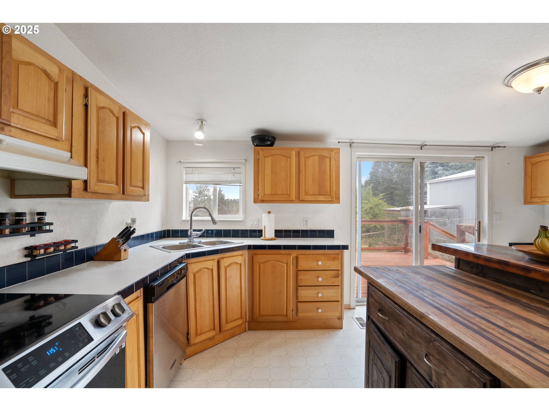 35125 Ede Road Lebanon, OR 97355 - Photo 8 of 39 Kitchen