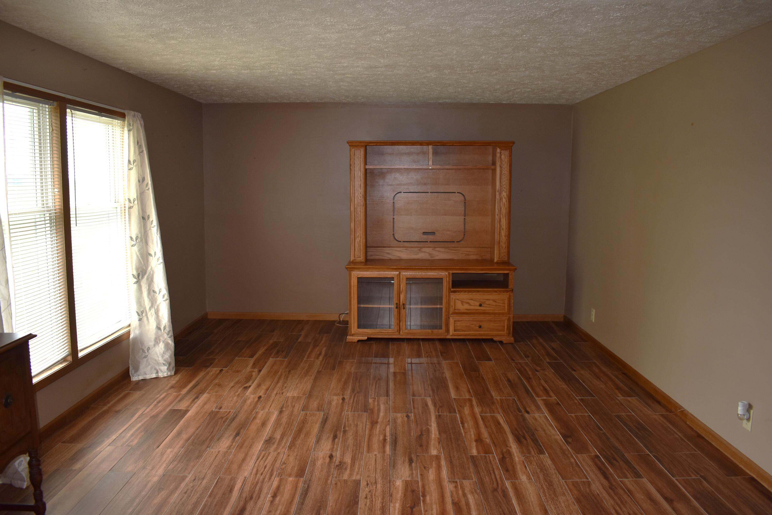 12185 Dennison Road Milan, MI 48160 - Photo 2 of 32 DSC_0157