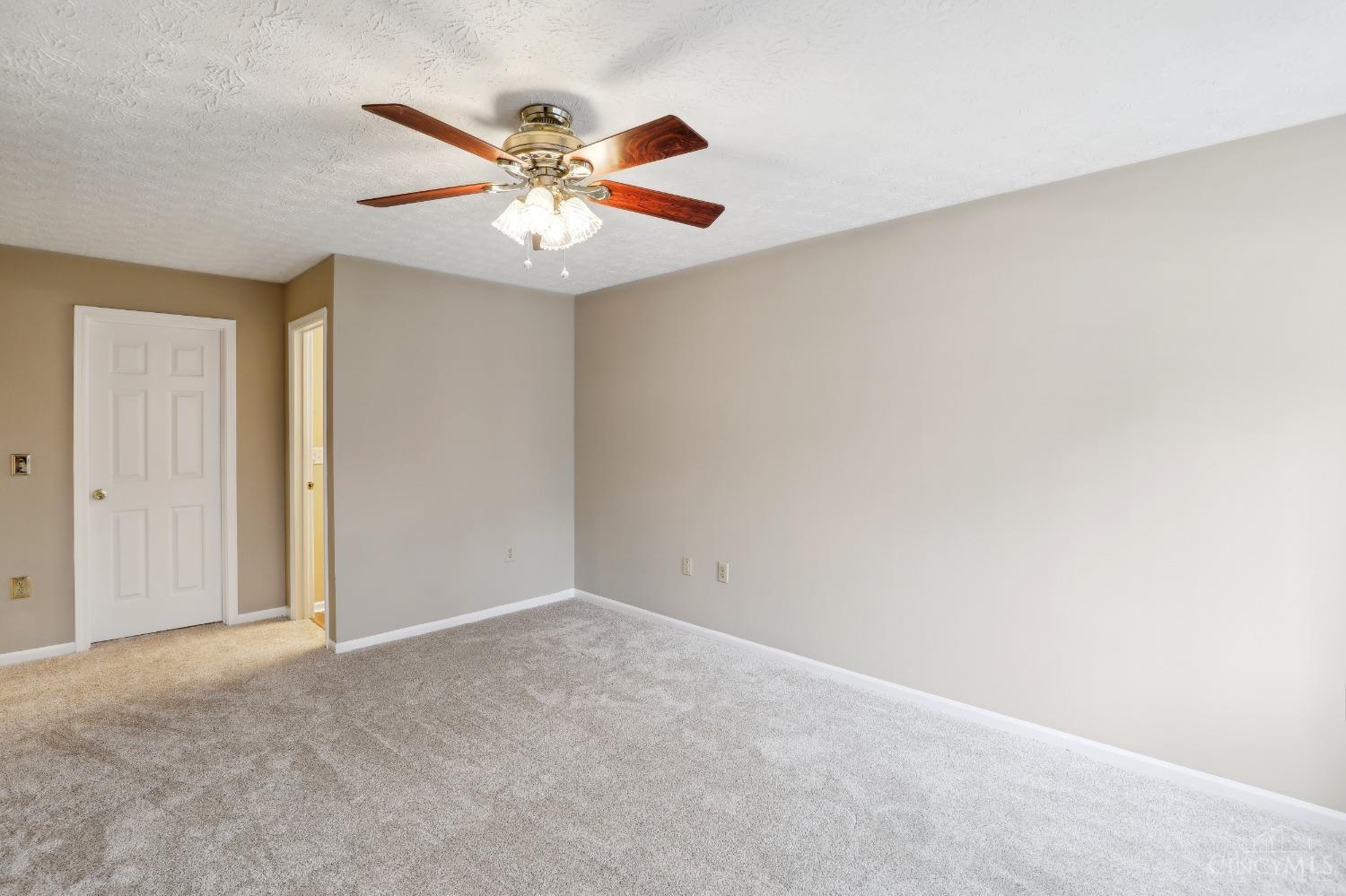 7343 Ridgepoint Drive, Unit 101 Cincinnati, OH 45230 - Photo 14 of 30 Primary Bedroom w/Adjoining Full Bath.