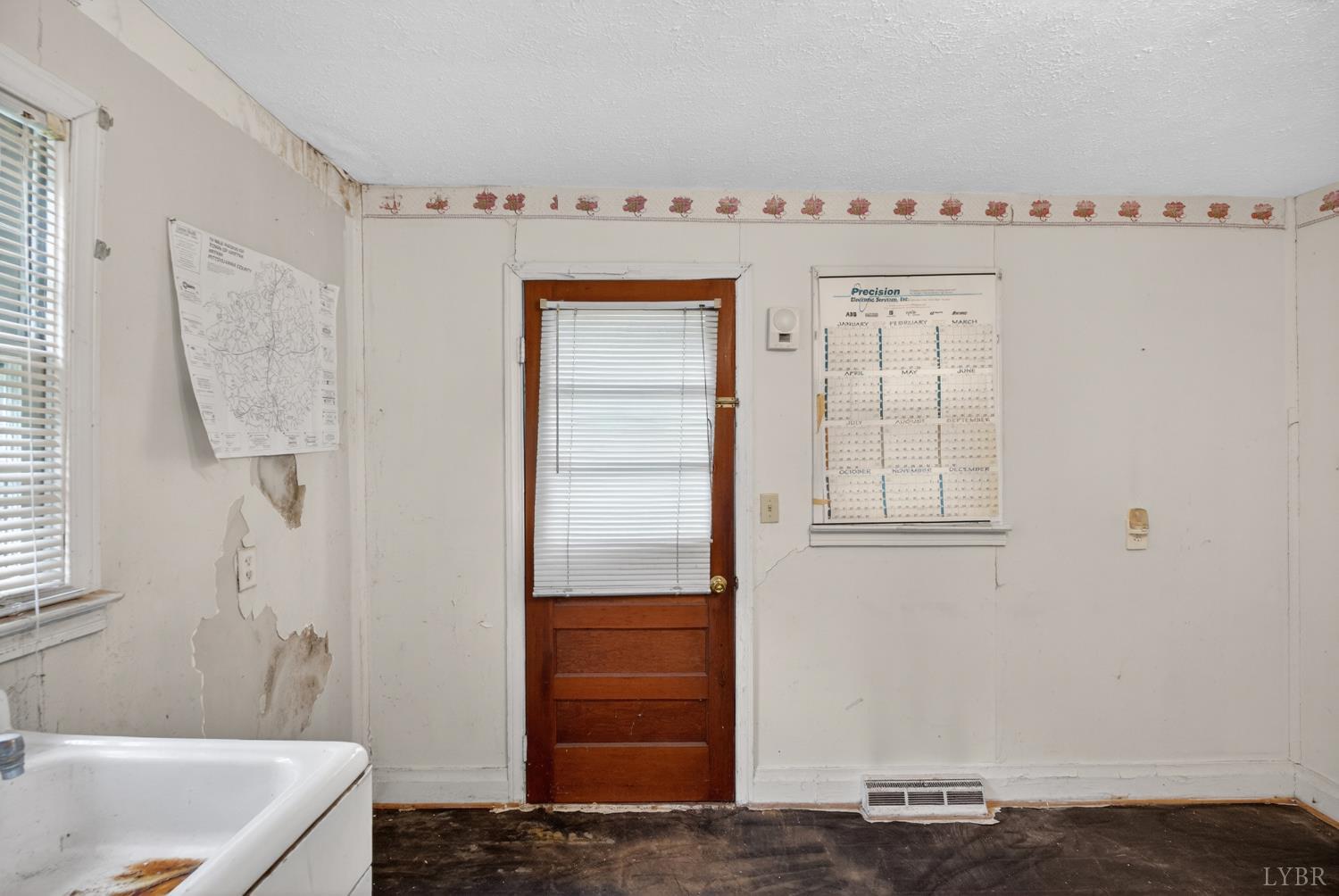 312 Cheney Lane Gretna, VA 24557 - Photo 7 of 16 a bathroom with a tub and shower