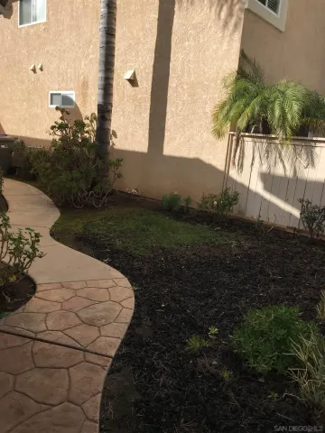 a view of a backyard