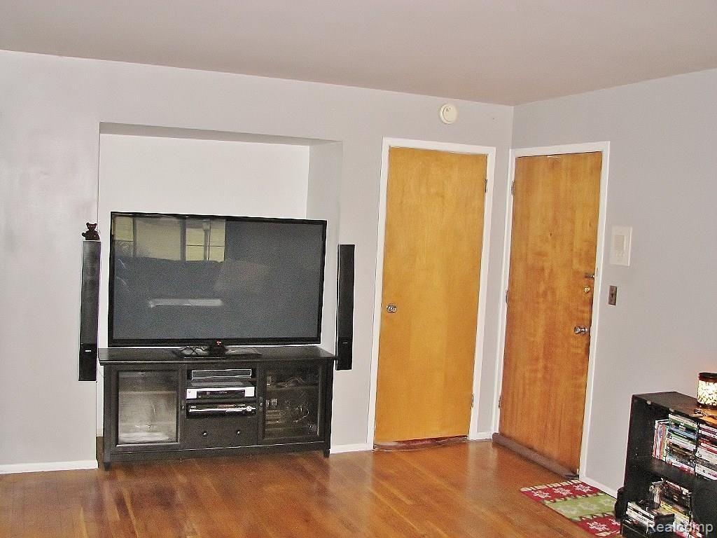 29478 Hoover Road Warren, MI 48093 - Photo 5 of 21 12232014 289 (1024x768).jpg