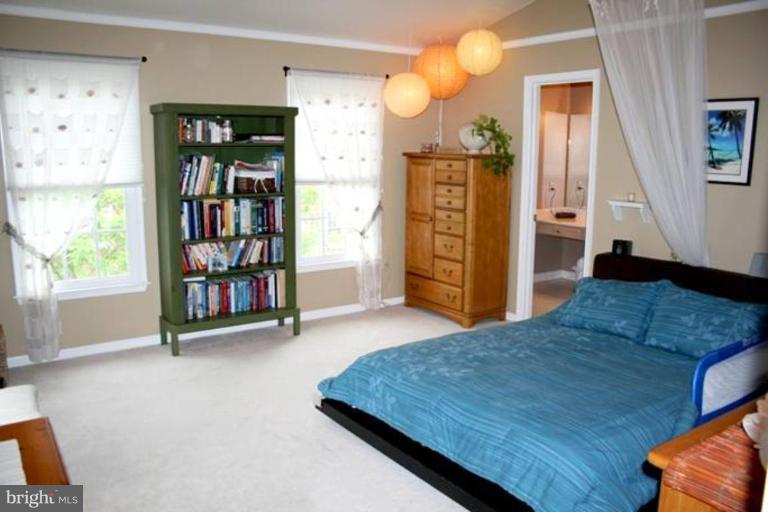 311 Ridgepoint Place Gaithersburg, MD 20878 - Photo 12 of 30 Luxury master suite w/walk-in closet & full bath