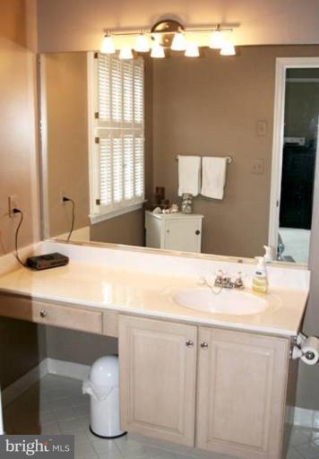 311 Ridgepoint Place Gaithersburg, MD 20878 - Photo 13 of 30 Master bath w/jetted tub, vanity seat & new lights