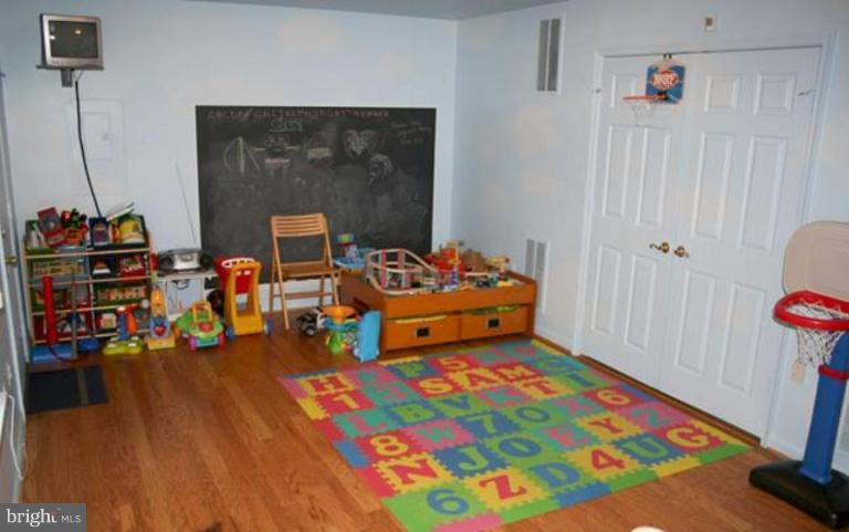 311 Ridgepoint Place Gaithersburg, MD 20878 - Photo 18 of 30 Family room w/hardwood floor
