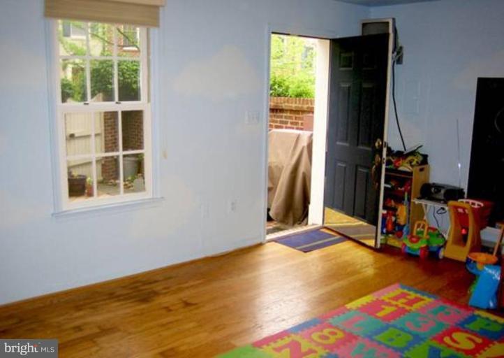 311 Ridgepoint Place Gaithersburg, MD 20878 - Photo 19 of 30 Daylight family room w/walk-out to courtyard