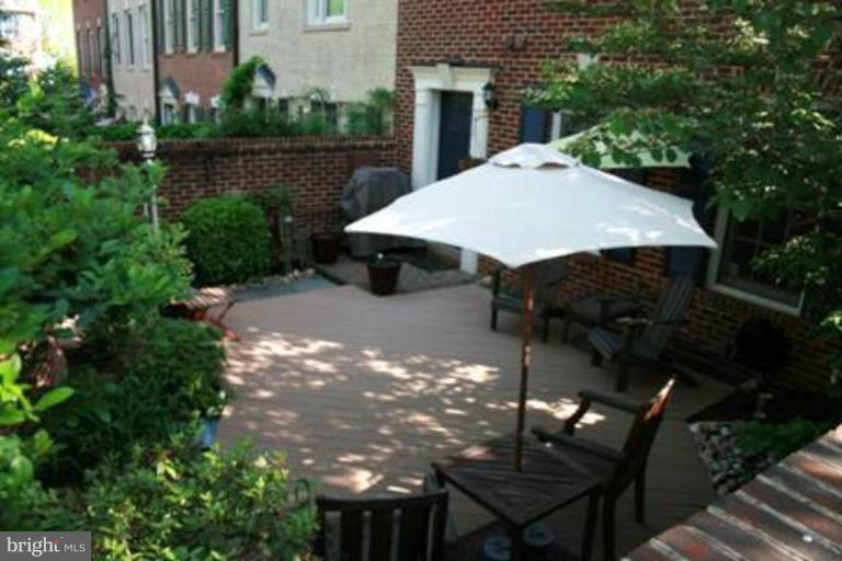 311 Ridgepoint Place Gaithersburg, MD 20878 - Photo 20 of 30 A view of the private courtyard