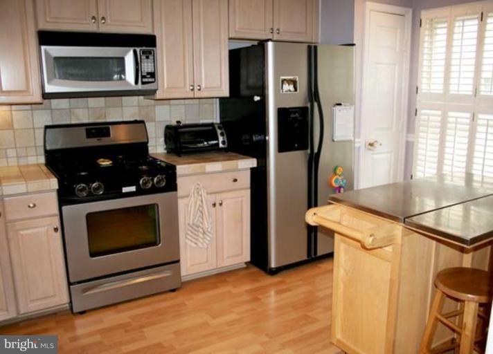 311 Ridgepoint Place Gaithersburg, MD 20878 - Photo 7 of 30 Beautifully renovated kitchen