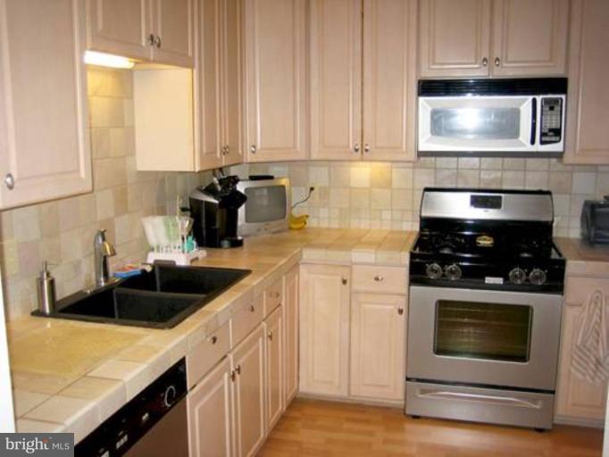 311 Ridgepoint Place Gaithersburg, MD 20878 - Photo 8 of 30 Note the upgraded appliances & custom countertops
