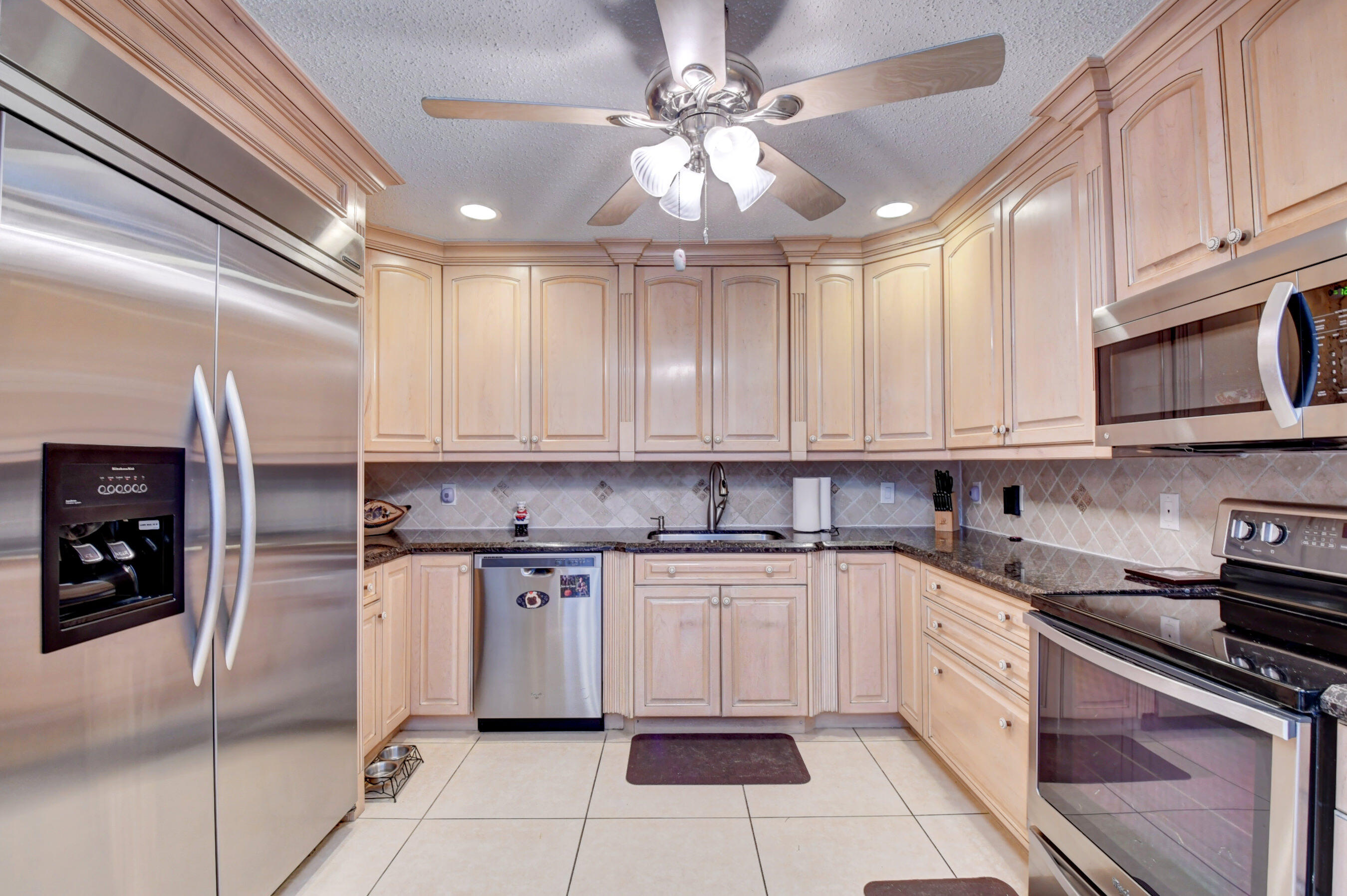 9088 Southwest 22nd Street, Unit C Boca Raton, FL 33428 - Photo 7 of 41 Kitchen