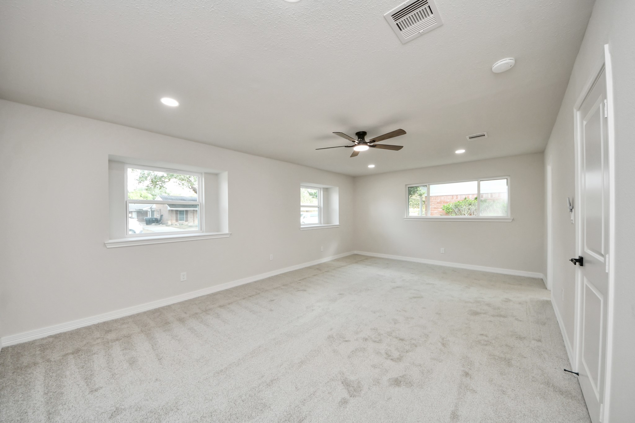 4311 Goldfinch Street Houston, TX 77035 - Photo 25 of 40 en empty room with windows and ceiling fan