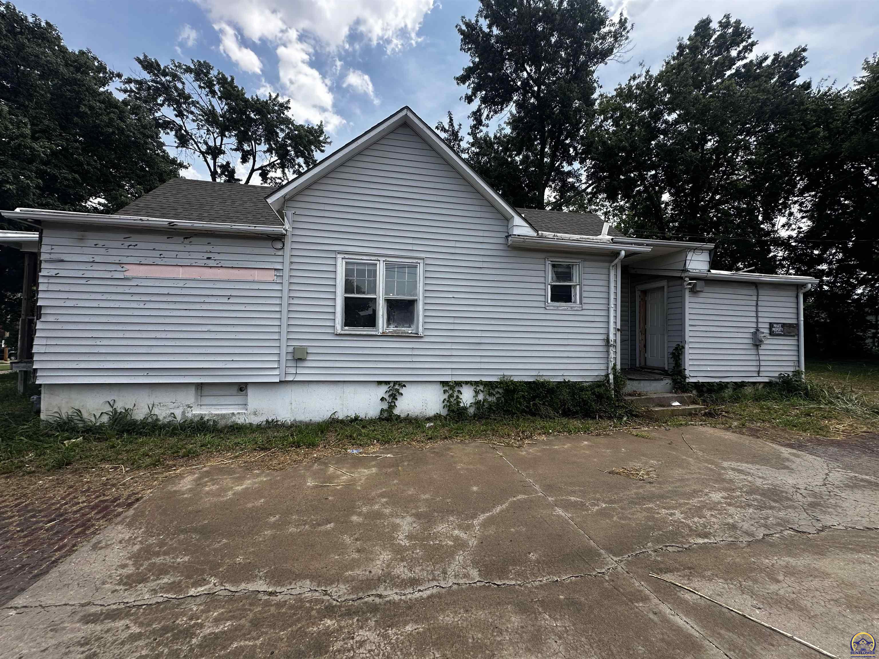 313 Southwest 13th Street Topeka, KS 66612 - Photo 4 of 23