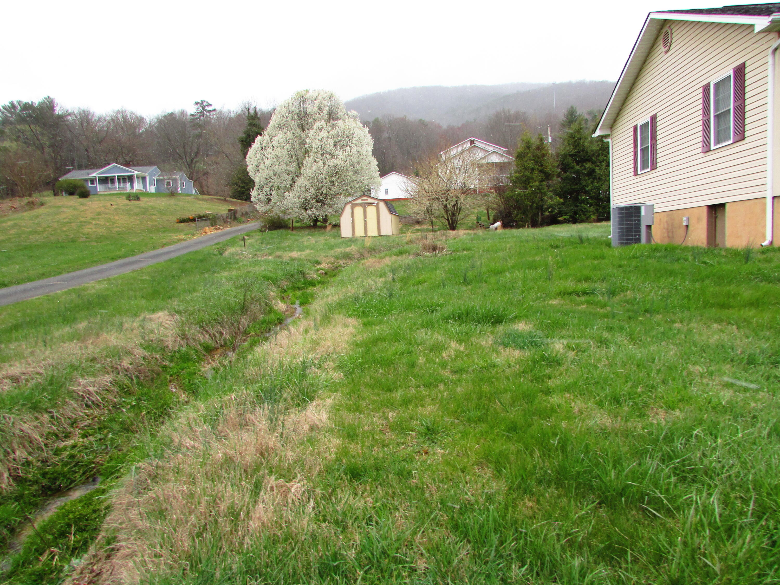 103 Bernie Lewis Road Elizabethton, TN 37643 - Photo 3 of 15 103 Bernie Lewis Road Elizabethton TN 37