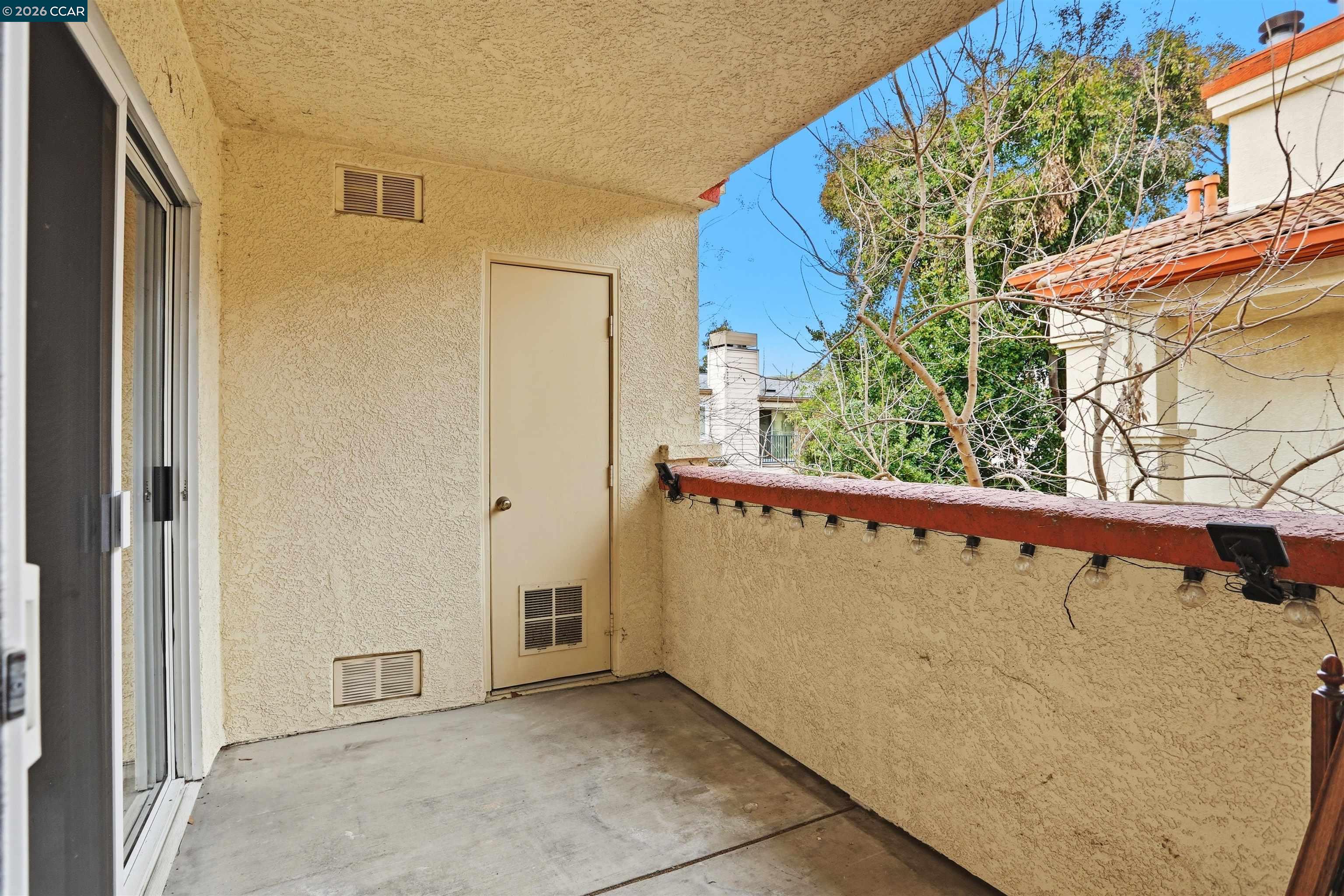 7020 Stagecoach Road, Unit G Dublin, CA 94568 - Photo 20 of 21 a view of a balcony with wooden fence and plants