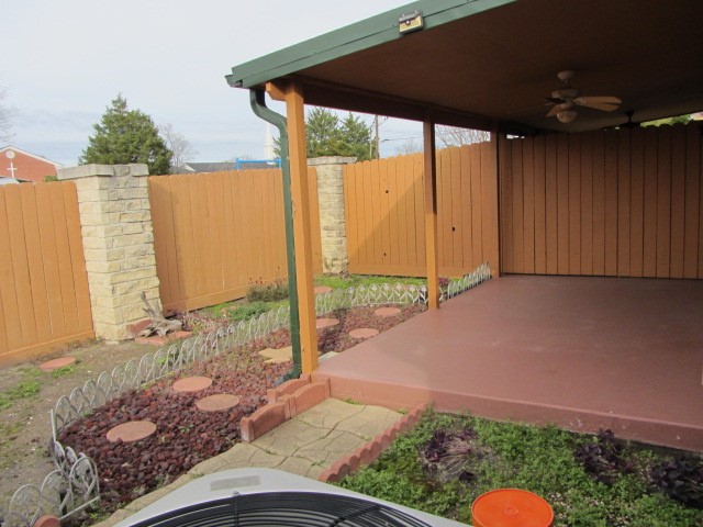 1914 20th Street Huntsville, TX 77340 - Photo 23 of 23 a backyard of a house