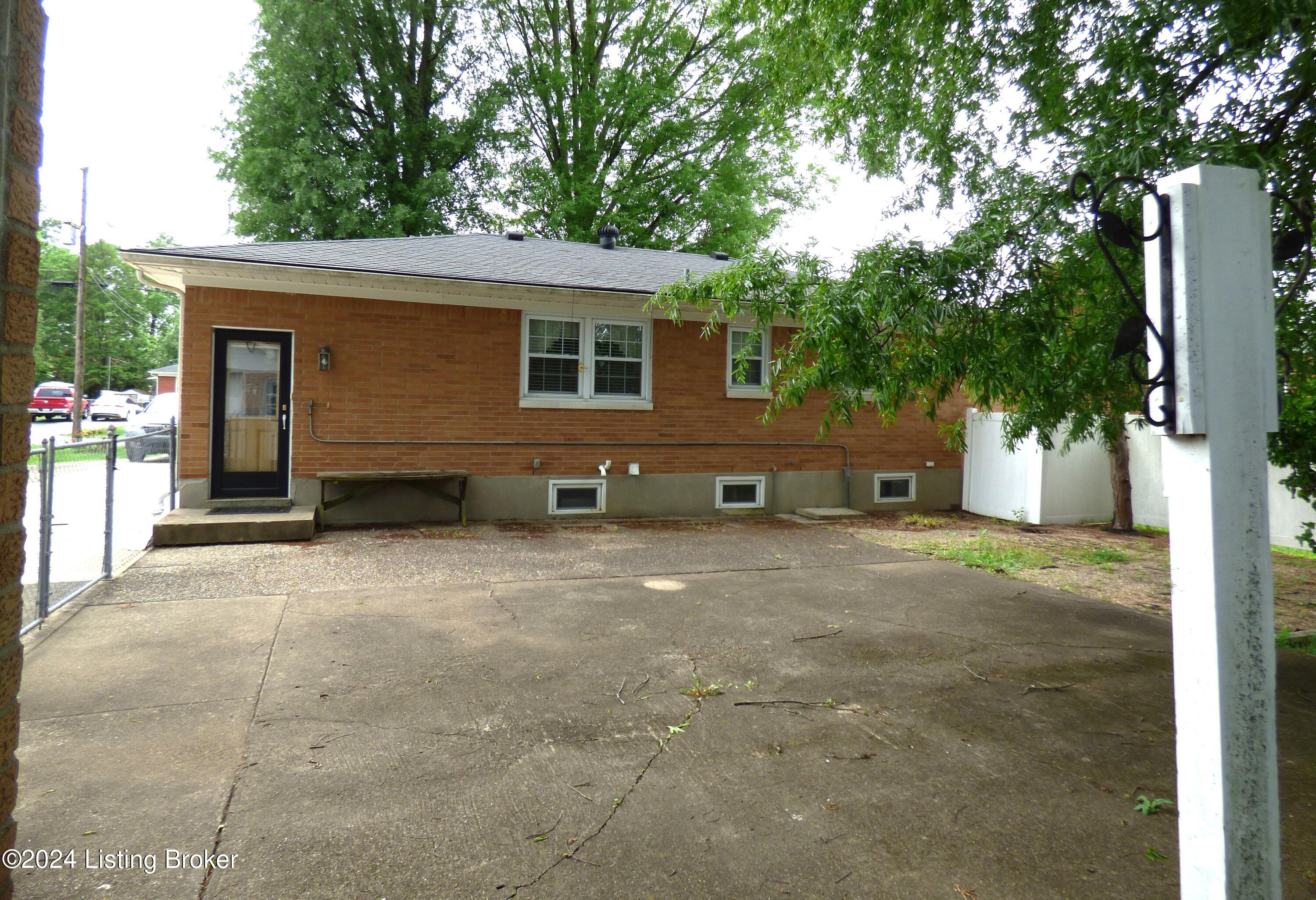 8109 Rory Way Louisville, KY 40219 - Photo 30 of 38 P1070988