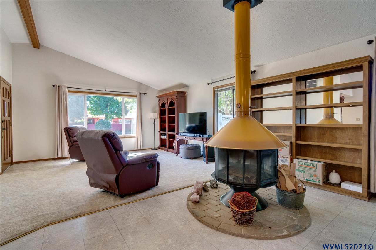 4695 Herrin Road Northeast Salem, OR 97305 - Photo 7 of 32 a living room with furniture and a lamp