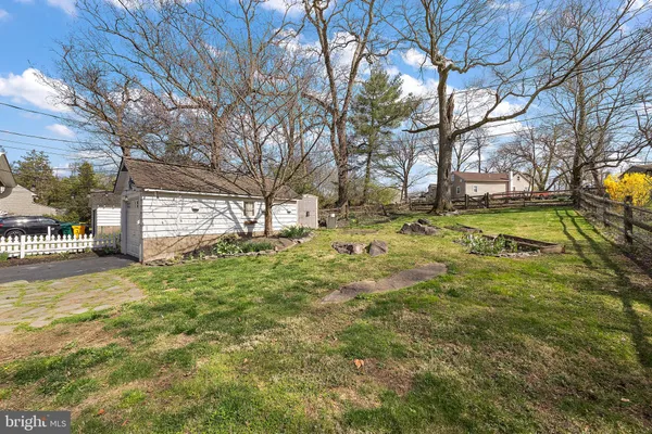 a view of a yard in front of the house