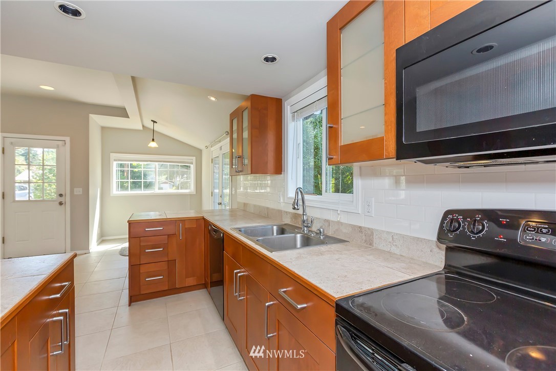 2913 Rocky Point Road Northwest Bremerton, WA 98312 - Photo 5 of 15 Gallery Image 5