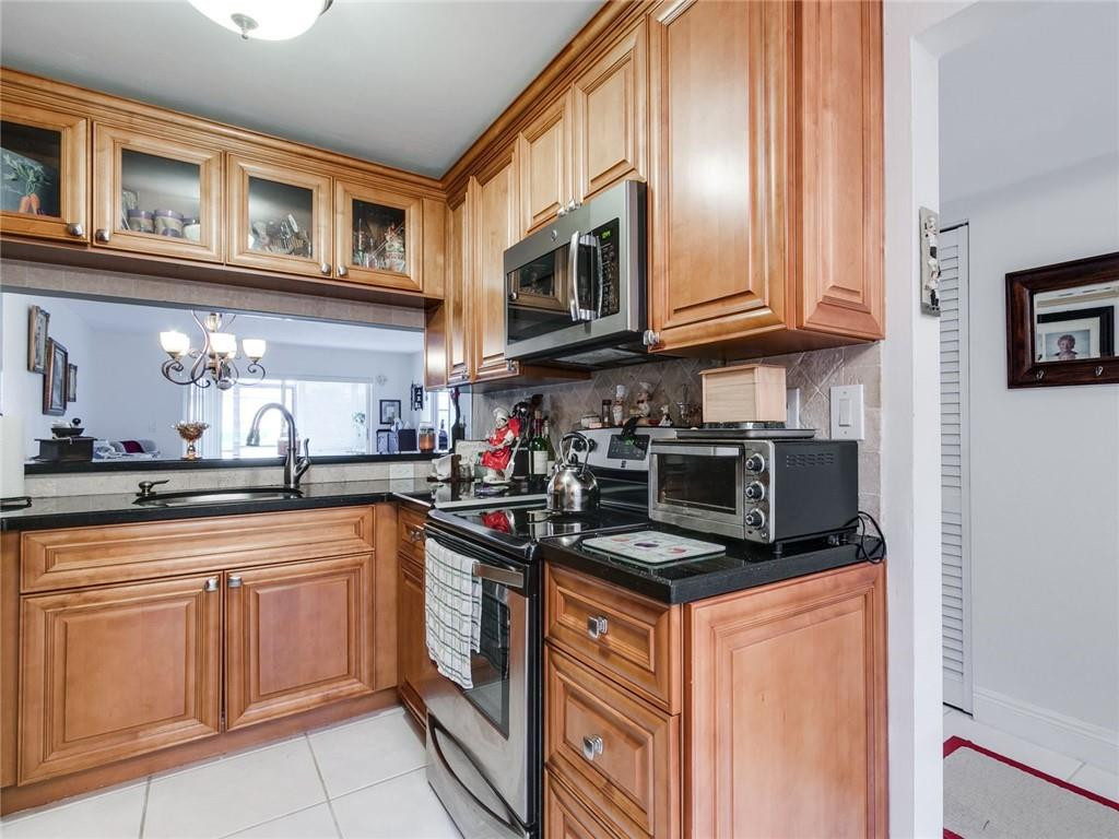 9569 West McNab Road, Unit 9569 Tamarac, FL 33321 - Photo 8 of 39 Kitchen