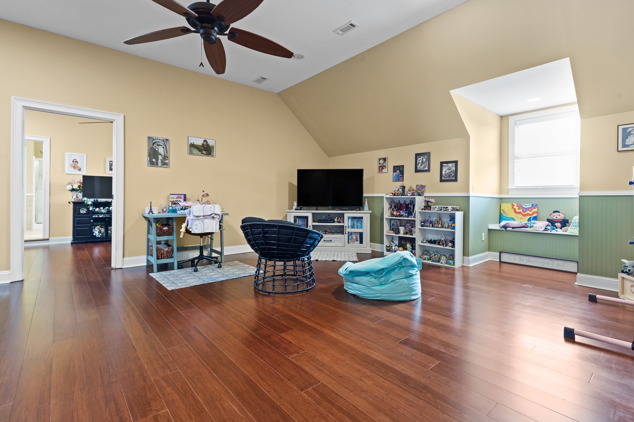 102 Highpoint Boulevard Tullahoma, TN 37388 - Photo 27 of 49 a living room with furniture and a flat screen tv