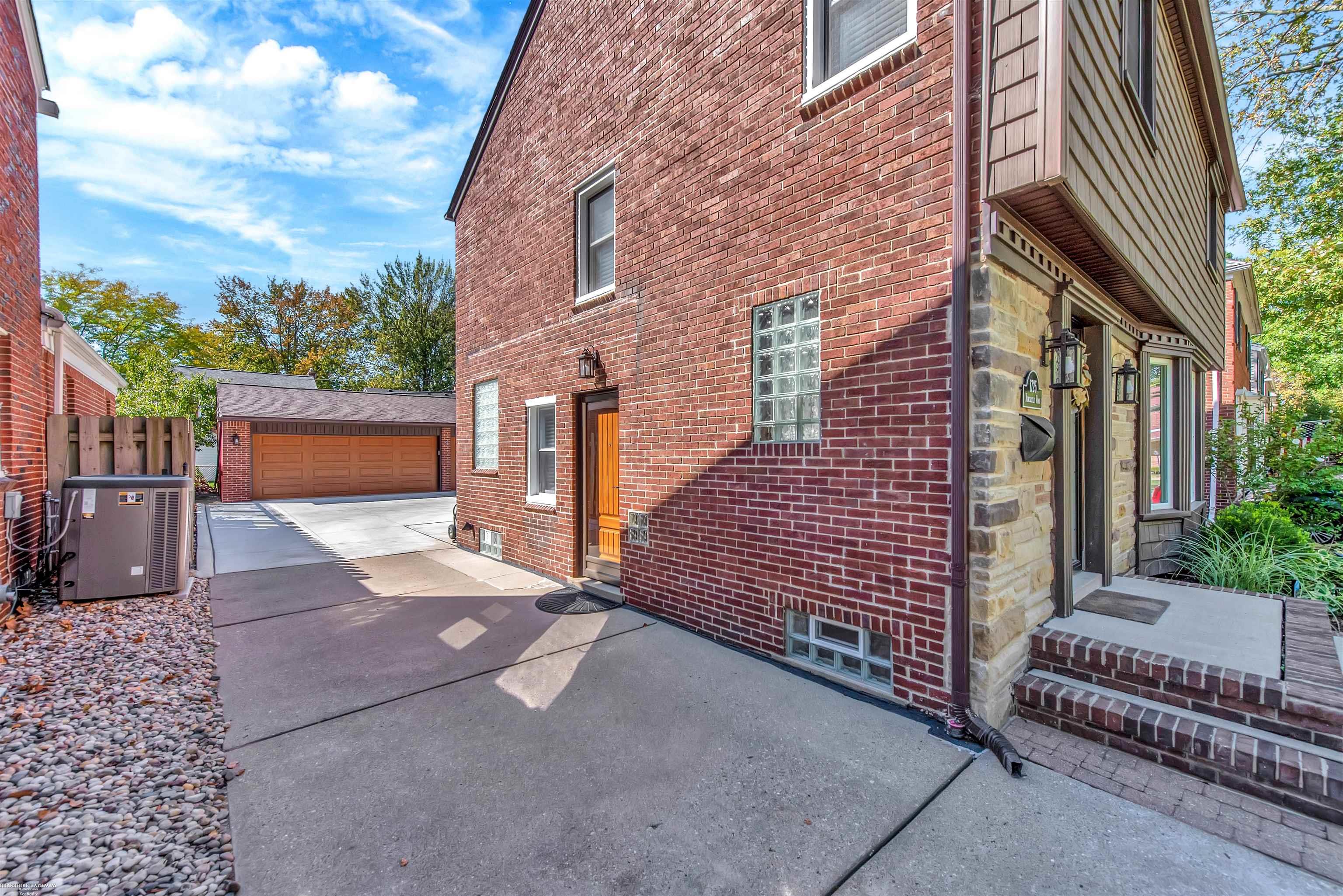 1725 Newcastle Road Grosse Pointe Woods, MI 48236 - Photo 31 of 37