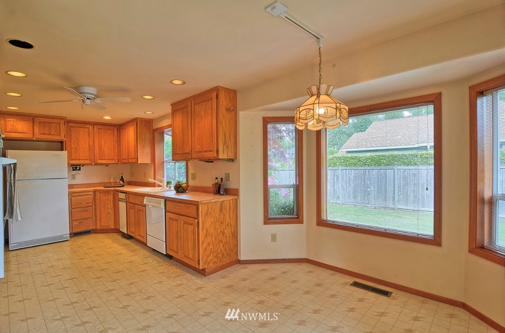 18225 Bellflower Road Bothell, WA 98012 - Photo 11 of 24