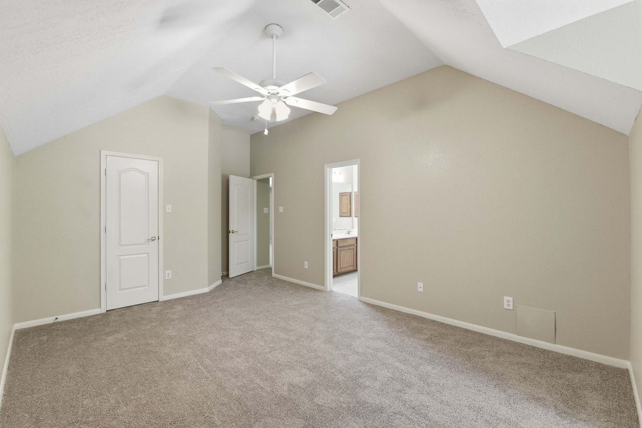3414 Hackberry Court Spring, TX 77388 - Photo 38 of 50 Secondary bedroom upstairs with a great closet. Access to shared Jack and Jill bathroom.