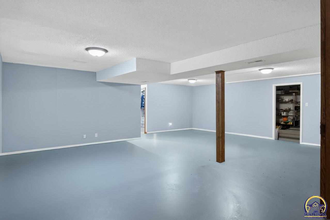 2921 Southwest Lincolnshire Road Topeka, KS 66614 - Photo 25 of 29