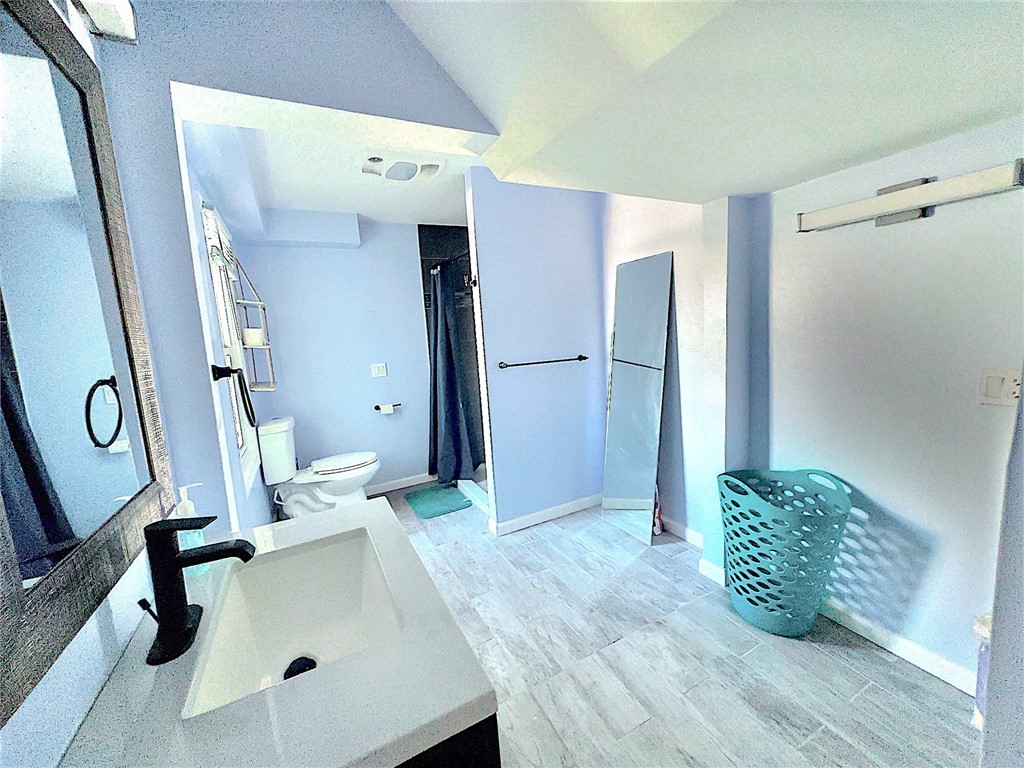 38 Ogden Avenue Warwick, RI 02889 - Photo 26 of 44 2nd Floor Bathroom