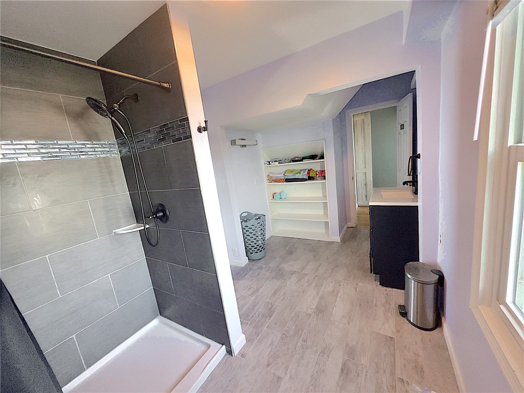 38 Ogden Avenue Warwick, RI 02889 - Photo 27 of 44 2nd Floor Bathroom