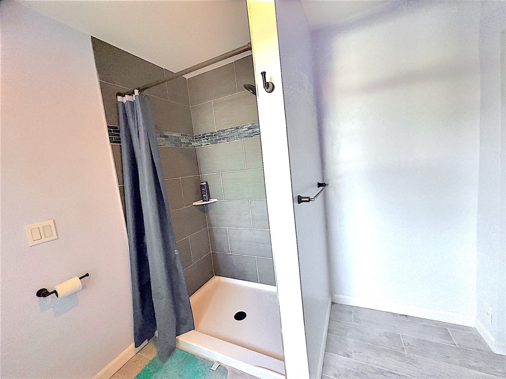 38 Ogden Avenue Warwick, RI 02889 - Photo 28 of 44 2nd Floor Bathroom