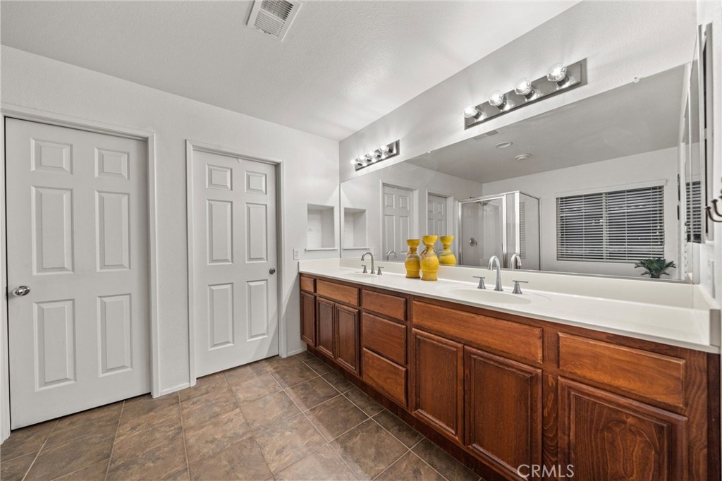 809 Classic Avenue Beaumont, CA 92223 - Photo 33 of 41 a spacious en suite bathroom with a sink and mirror
