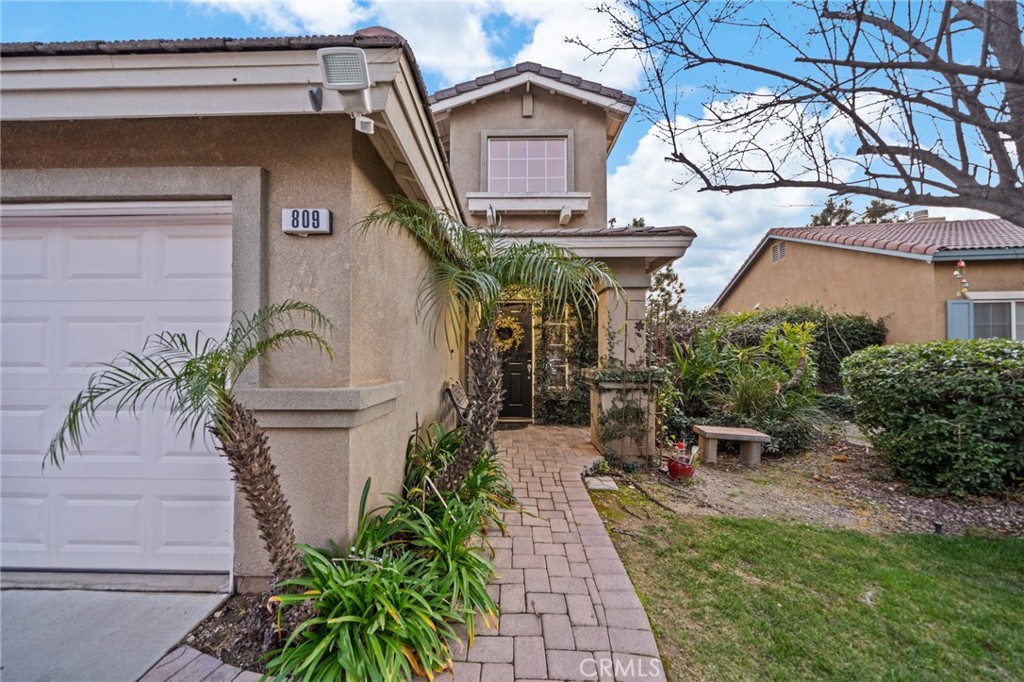 809 Classic Avenue Beaumont, CA 92223 - Photo 5 of 41 a view of a patio with table and chairs and potted plants