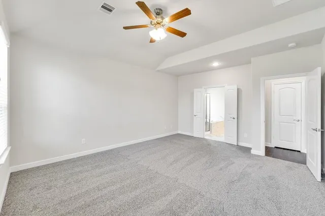 a view of empty room with a ceiling fan
