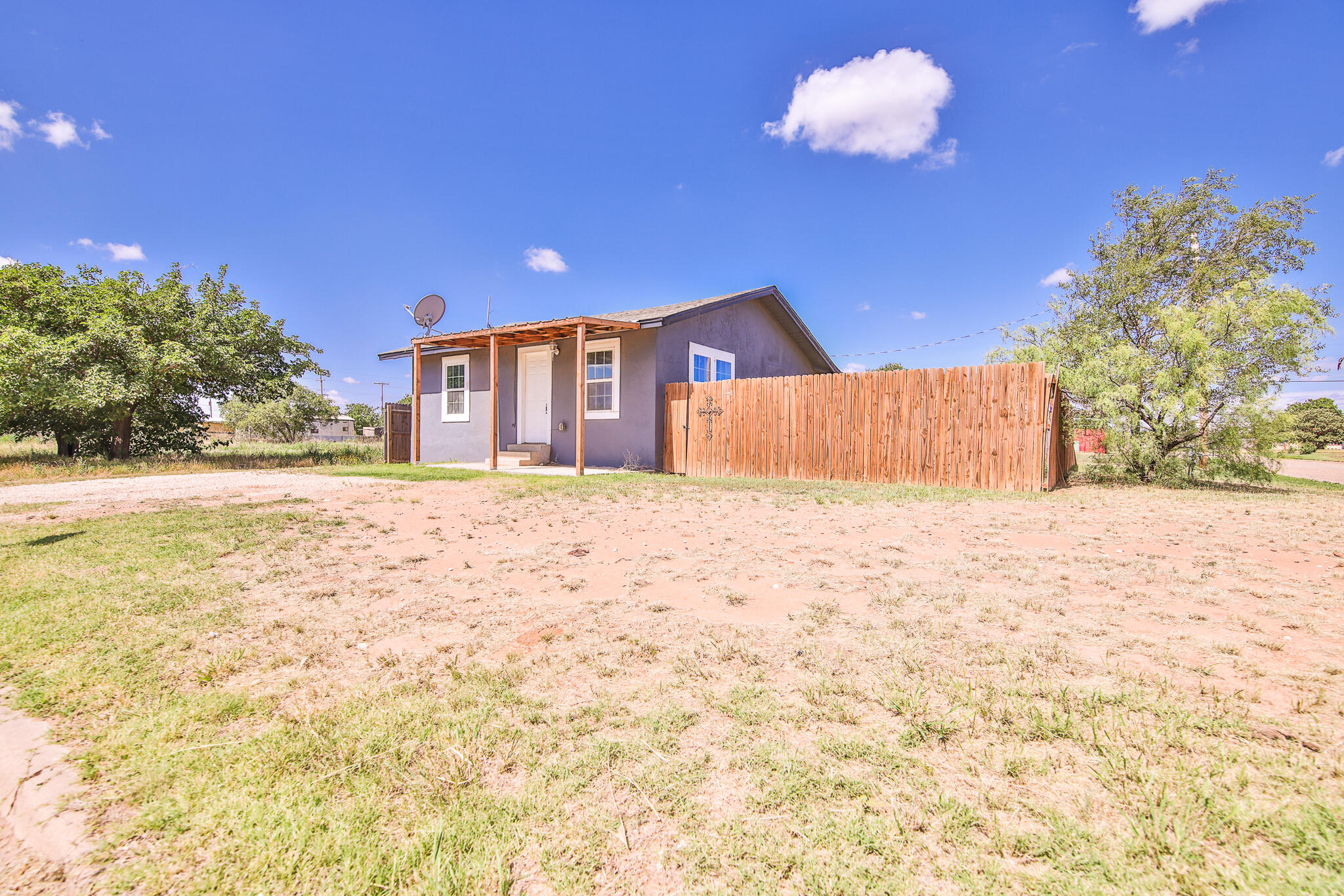 805 South 4th Street Slaton, TX 79364 - Photo 2 of 28 a view of a house with a yard