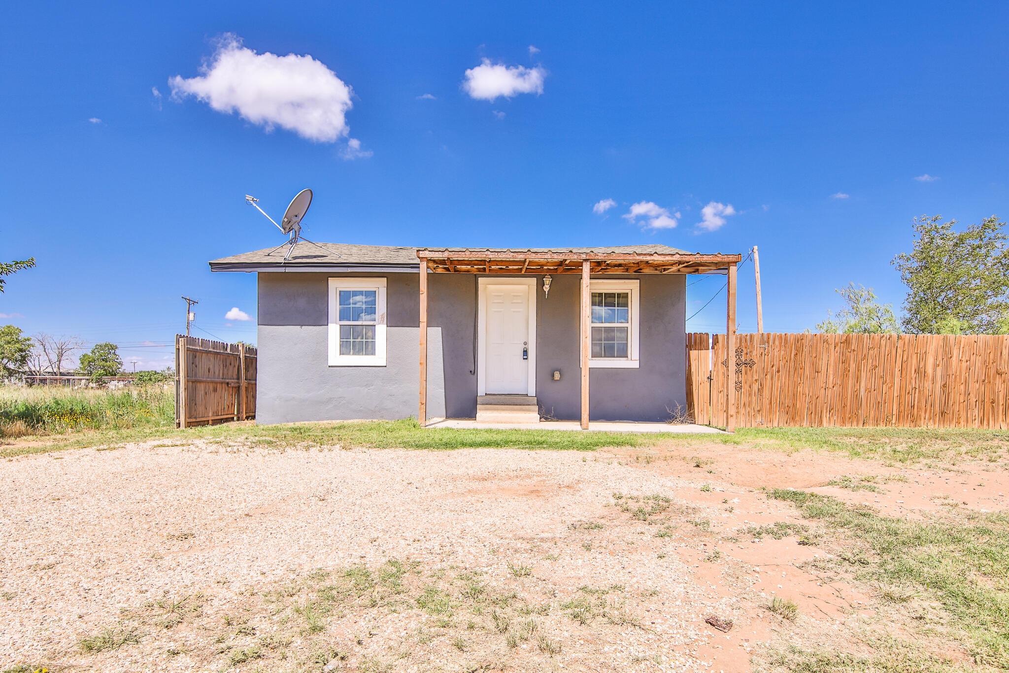 805 South 4th Street Slaton, TX 79364 - Photo 3 of 28 a front view of house with yard
