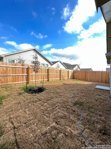 a view of a backyard
