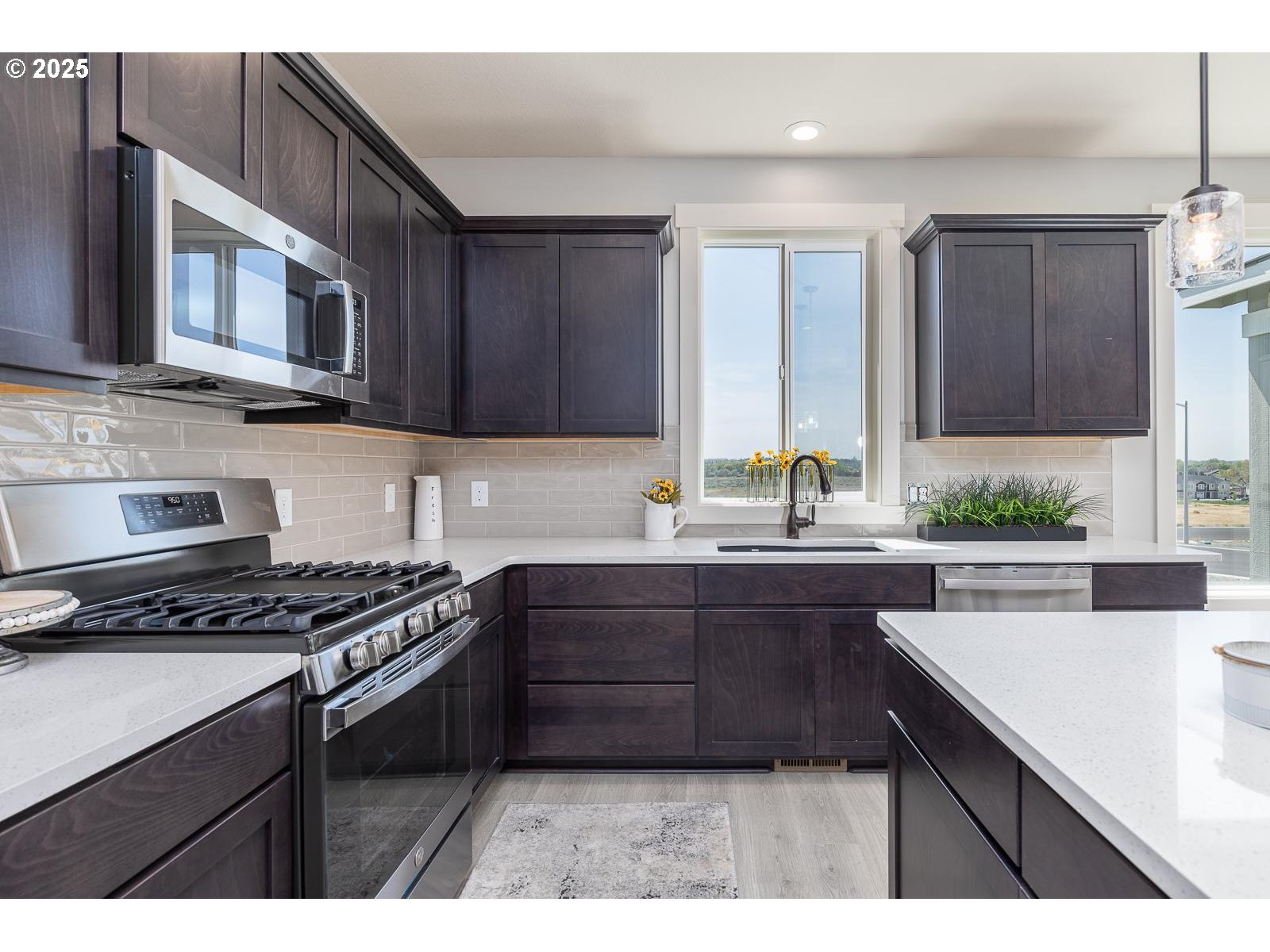 856 East Autumn Avenue Hermiston, OR 97838 - Photo 7 of 25 a kitchen with stainless steel appliances a sink stove and cabinets