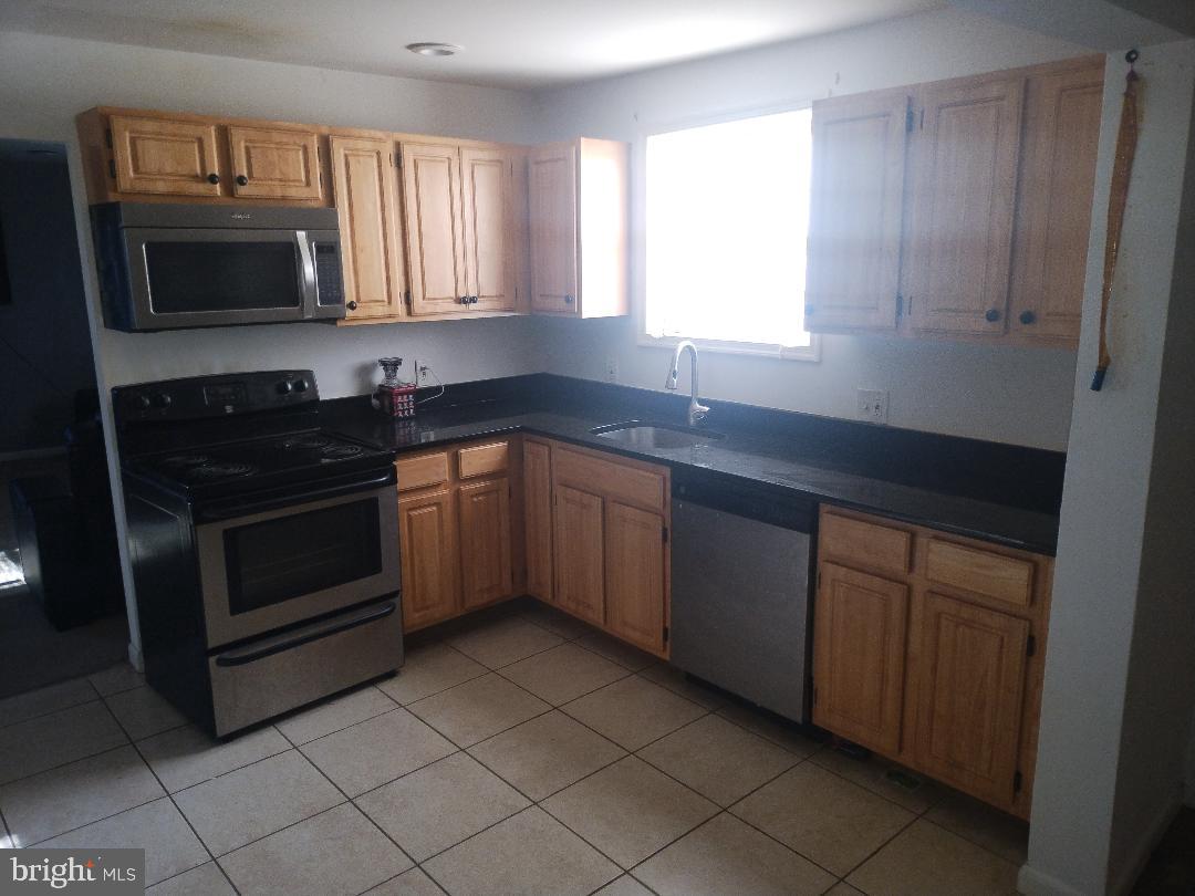 2608 Sansbury Road Upper Marlboro, MD 20774 - Photo 20 of 41 a kitchen with a sink and a microwave