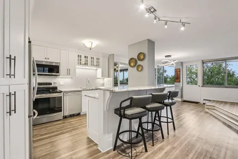 $329,500 | 1919 North Summit Avenue, Unit 1D, Milwaukee, WI 53202