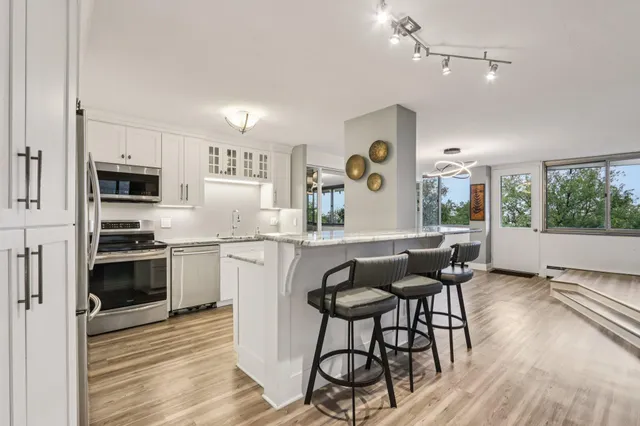 $329,500 | 1919 North Summit Avenue, Unit 1D, Milwaukee, WI 53202