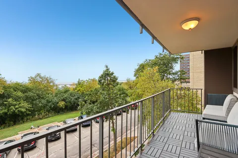 $329,500 | 1919 North Summit Avenue, Unit 1D, Milwaukee, WI 53202