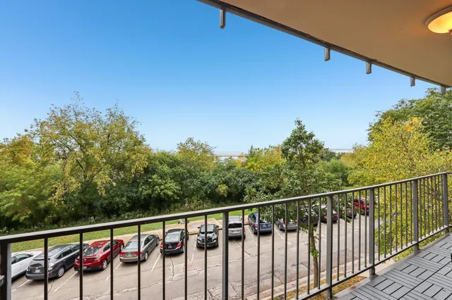 $329,500 | 1919 North Summit Avenue, Unit 1D, Milwaukee, WI 53202