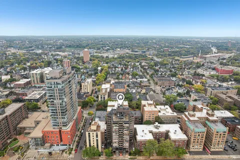 $329,500 | 1919 North Summit Avenue, Unit 1D, Milwaukee, WI 53202