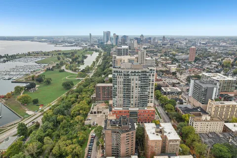 $329,500 | 1919 North Summit Avenue, Unit 1D, Milwaukee, WI 53202