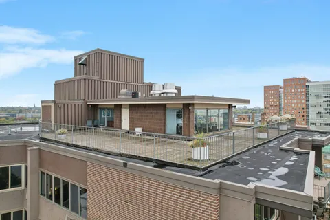 $329,500 | 1919 North Summit Avenue, Unit 1D, Milwaukee, WI 53202