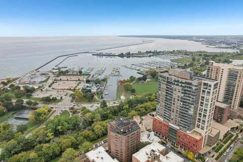 $329,500 | 1919 North Summit Avenue, Unit 1D, Milwaukee, WI 53202